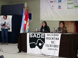 Un momento de la intervención de María Noel Balla en el Café Literario de la Feria del Libro de Santa Fe