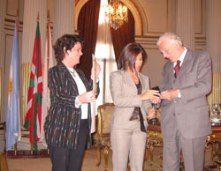 Izaskun Bilbao recide de manos del presidente de la Legislatura de la Ciudad Autónoma de Buenos Aires el título de 'visitante ilustre'