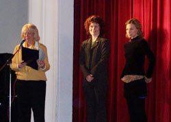 La entrega de premios del Certamen Literario, con ambas ganadoras en el estrado