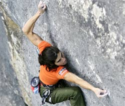 La lazkaotarra Josune Bereziartu escalando el Bimbaluna 9a/a+ (foto josunebereziartu.com)