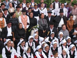 Los novios posan junto a los invitados de la Euskal Ezkontza de Sondika (fotos cedidas por  Amagoia Guezuraga Bilbao, responsable del proyecto)