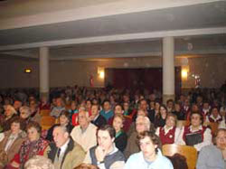 Numeroso público se congregó para escuchar a los coros de las diferentes colectividades