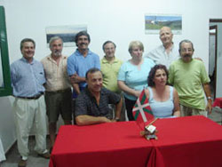 La presidenta y Comisión saliente junto al Vasco Larticoechea, en una foto de archivo