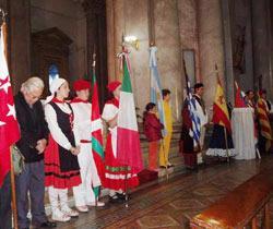 Las representaciones de cada colectividad durante la Misa de Colectividades del día domingo