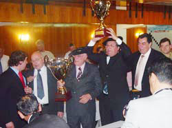 Los ganadores argentinos, Rolando Biasco y José María Macchi, recibe los premios (foto M.Arrechea)