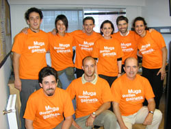 El equipo de EuskoSare junto a dos colaboradores. Gonzalo Auza es, en la fila superior, el segundo comenzando por la derecha, con barba.