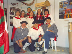 Parte del equipo de vascos bahienses que representó con reconocido éxito a la colectividad euskaldun en la Feria de Colectividades