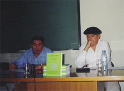 José Domingo Ormaetxea junto a Cesar Arrondo en la presentación en Mar del Plata de 'Guregandik 2' 