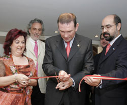 Momento del corte de cinta: queda inaugurada la Delegación en Argentina (foto Jon Bernárdez)