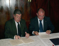 El momento de la firma del convenio entre ambas universidades, vasca y argentina