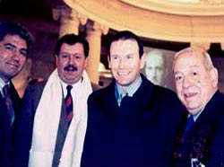 Fotografía de archivo del lehendakari junto a miembros de la  comunidad vasco-colombiana