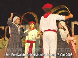Los dantzaris del Centro Navarro en plena actuación en el Festival de Funes (foto rosarinos.com)