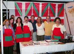 Grupo de voluntarios que atendió el stand montado por 'Gure Etxea' representando a la colectividad vasca en la Feria de Santo Tomé, Pcia. Santa Fe