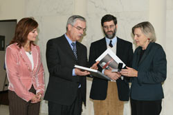 Josu Legarreta entrega un volumen a la decana Lisa Andreson, en presencia del prof. Andrea Bartoli y de la prof. Gloria Totoricagüena (foto Luis Foncillas)