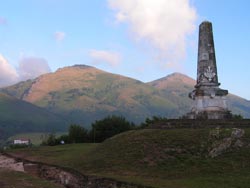 El monolito de Amaiur, monumento en recuerdo a los soldados que fallecieron en la última batalla del Reino de Navarra, preside los restos del castillo (foto Aranzadi Zientzia Elkartea)