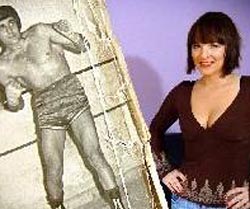 Liz Tena junto a una foto de su padre en su época de boxeador (foto EveningNews)