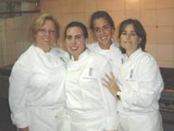 Las chefs oficiantes Sinda Glez. de Mendizabal, Yula Álvarez de Mendizabal, Carolina Mendizabal y Bidatz Ruiz de Aguirre (foto Pedro Arriaga)