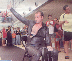 Carlos Peña tras entrar en el libro Guiness de los Records por una prueba de resistencia a nado