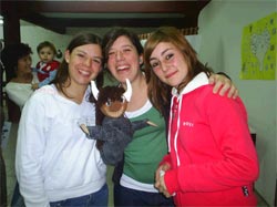 Las alumnas de euskera Anita Elichiribehety, Maite Ariznabarreta y Milagros Pandolfo posan en el sector 'Txotxongiloak' con 'Intxixu' (fotos Artaburu)