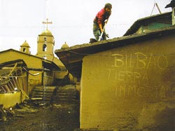 'Bilbao, tierra inmortal', reza la inscripción en una casa cubierta de ceniza (foto Zazpika)