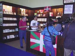 Stand de la Fundación Vasco Argentina Juan de Garay en la Feria Internacional del Libro de Buenos Aires (foto EuskalKultura.com)