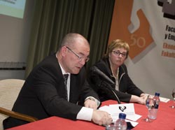 El Rector de la UPV-EHU, Juan Ignacio Pérez Iglesias, juanto a la Vicerrectora de Grado y Posgrado, Carmen Gónzalez (foto UPV-EHU)