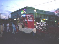 Aspecto de la carroza que abrió el desfile, con una dantzari escoltando el 'Guernica' de Picasso al frente, seguidos de otros dantzaris a pie, portando la bandera argentina y la ikurriña