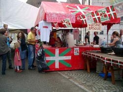 Aspecto del stand instalado en el festival por los socios de Euskal Etxea de Suiza (foto Suitzako EE)