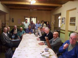 Varios de los miembros del Centro Vasco junto a un grupo de residentes del Hogar de Gral. Villegas