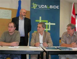 José Luis Mendoza, director, observa desde detrás a Julián Eizmendi, presidente (centro) y Ramuntxo Camblong, directivo (a la drcha.) de Udalbide