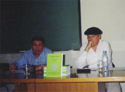 José Domingo Ormaetxea junto a Cesar Arrondo en la presentación en Mar del Plata de 'Guregandik 2'