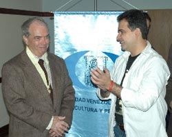 El doctor Xabier Mugarra (a la izquierda) durante un acto en reconocimiento a su labor profesional