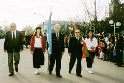 La ikurriña y la bandera argentina desfilaron por primera vez en el desfile de colectividades de Carlos Casares tras la formación del CV en 2003
