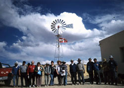 Recibimiento a Toki Eder y entidades involucradas en el proyecto, bajo una ikurriña instalada en la torre de uno de los molinos que extraen agua