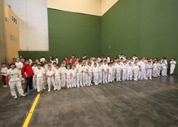 Una de las fotos de grupo de los más de 150 niños pelotaris participantes en el torneo (foto Goiko)