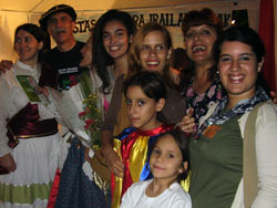 Miembros y dantzaris del centro vasco chaqueño rodean a Miss Simpatía, María Florencia Echeverría (en el centro, con el ramo) en el stand cultural