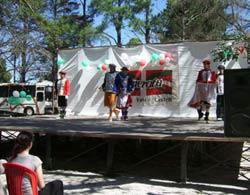 Los dantzaris platenses interpretaron godalet dantza y varios bailes zuberotarras en su actuación durante la fiesta del Centro 'Oneratu' de Castelli