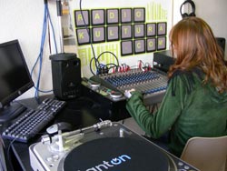 Una de las periodistas de radiokultura.com en los estudios de la emisora (foto radiokultura)