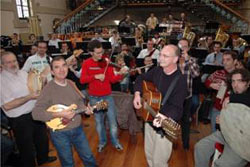 Los componentes de Oskorri con los miembros de la Banda de Bilbao en uno de los ensayos conjuntos