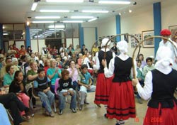 Un momento de la actuación de los dantzaris del 'Beti Aurrera' en el pasado Jueves de Gala