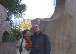 Luis María Martínez Garate y su esposa posan frente a una obra de Chillida, en pleno centro financiero de Fráncfort (foto M.Petrus)