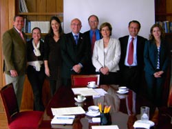 El viceconsejero Patxi Baztarrika y Lorea Bilbao, junto al delegado, miembros de la Delegación de Euskadi en México y lectora de Euskera, en su reunión con representantes de la UNAM