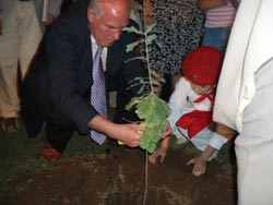 El concejal ordiziarra Jesus Lariz y el dantzari local Iñaki Echevarría, plantando el retoño de Gernika