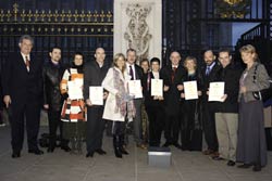 La representación vasca ayer en Londres con el diploma del galardón recibido (foto Ione Saizar)