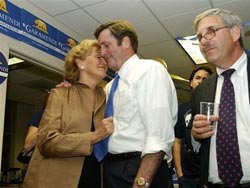 John Garamendi y su esposa Patti en el transcurso de la larga noche electoral (foto AsPr)