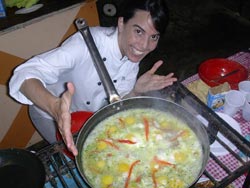 La chef del Zazpirak Bat Jatetxea, Itziar Agirre, muestra la merluza en salsa verde preparada en la clase abierta de cocina vasca (foto F.Eiheragibel)