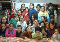 Chicos y chicas participantes en el Concurso Infantil de Costumbres Navideñas Vascas