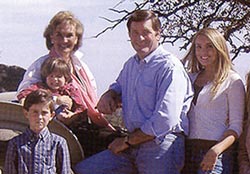 El candidato demócrata a vicegobernador de California, John Garamendi, junto a su esposa, una hija y algunos de sus nietos