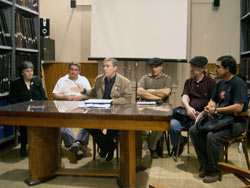De izquierda a derecha en la mesa: María Elena Etcheverry, José Domingo Ormaetxea, Peio Gascon, César Arrondo, Daniel Bilbao y Mariano Saravia