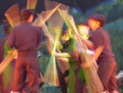 Foto artística de los dantzaris de Bariloche durante la Semana Vasca de Córdoba, en una foto que puede contemplarse en la página de Aitor Alava